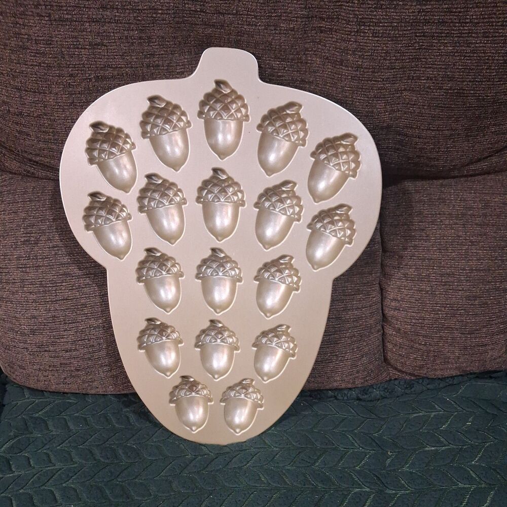 Nordic Ware Harvest Acorn Cakelet Pan 18 cavities (2 Cups)